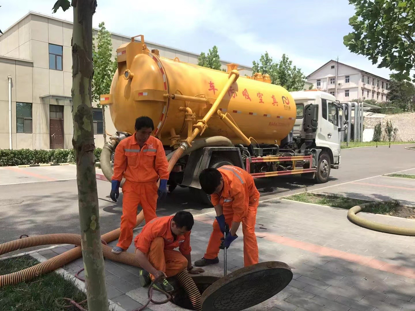 博湖管道疏通车停在窨井附近