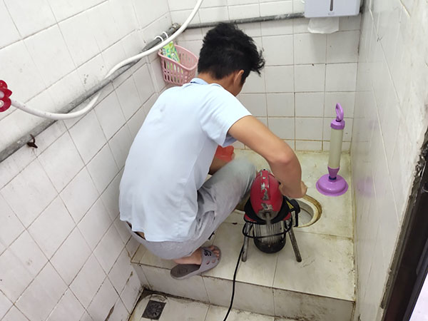 博湖管道堵塞冒臭气 专业师傅现场解决问题