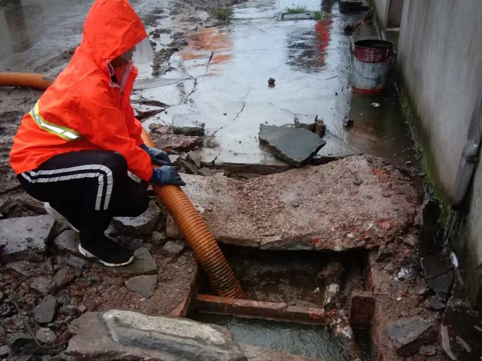 博湖专业清理污水池 炜誉市政以规范流程守护城市 “肠道”